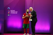 Ricardinho (E) com Gianni Infantino (D), presidente da FIFA após Portugal vencer a Copa do Mundo de Futsall frente à Argentina