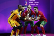 Jogadores de Portugal celebram com o troféu após a vitória do Mundial de Futsal