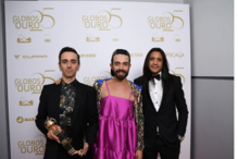 Miguel Raposo, Ricardo Raposo, filhos de Maria João Abreu, e João Soares, marido da atriz, com o prémio