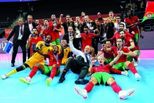 Selecionador e jogadores portugueses festejam, no pavilhão lituano onde decorreu a final, a conquista do troféu 