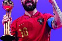 Ricardinho com o troféu de melhor jogador do torneio