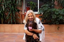 Mariana Andrade com o labrador Thor