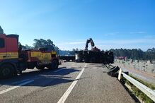 Três feridos em despiste de camião na A28 em Vila do Conde 