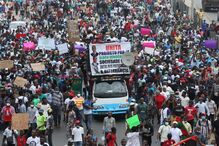 Milhares marcham em Luanda gritando 