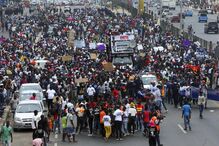 Milhares marcham em Luanda gritando 