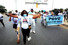 Milhares marcham em Luanda gritando 