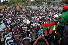 Milhares marcham em Luanda gritando 