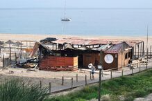 Incêndio destrói bar na praia do Ouro em Sesimbra