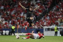 Thomas Muller do Bayern em ação sobre Jan Vertonghen do Benfica