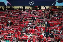 Adeptos nas bancadas do Estádio da Luz no jogo Benfica - Bayern de Munique