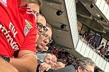 John Textor assiste ao jogo entre o Benfica e o Bayern no Estádio da Luz