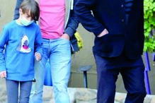 Alec Baldwin  caminha visivelmente  abatido com Matthew, viúvo de Halyna Hutchins, e o filho de ambos, de 9 anos 