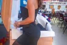 Influencer arrasada por publicar foto em pose sensual junto ao caixão do pai