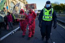 Centenas de ativistas concentram-se em Glasgow para pressionar os líderes mundiais a agir