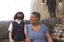 Mulher de 23 anos alega ser casada com boneca zombie e diz ter filhos com ela