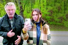 Alec Baldwin estava com a mulher, Hilaria, quando foi abordado pelos jornalistas