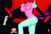 A atriz brasileira Sabrina Sato com fantasia sedutora