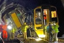 Dois comboios colidem frontalmente na cidade inglesa de Salisbury. Vários passageiros feridos