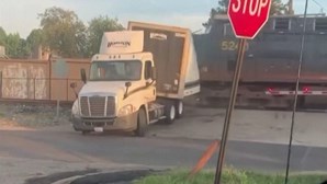 Vídeo mostra momento em que comboio choca com camião nos EUA