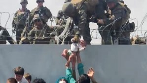 Bebé entregue a soldado americano em Cabul está a viver com a família nos EUA