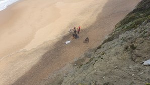 Corpo encontrado no mar na praia da Aguda, em Sintra