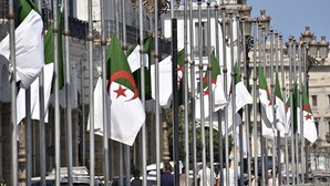 Argélia bane aviões militares de França do seu espaço aéreo