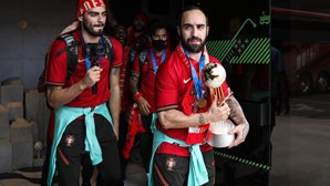 “Foi tocar o céu”: campeões mundiais de futsal reagem à vitória histórica na chegada a Lisboa
