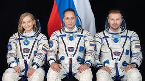 Atriz e realizador russos descolam para filmar primeiro filme no espaço