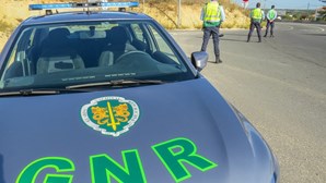 Homem tenta subornar militares da GNR com centenas de euros após denúncia por violência doméstica