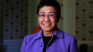 Governo das Filipinas saúda Maria Ressa pelo Prémio Nobel da Paz após dias de silêncio