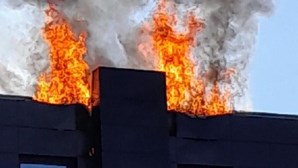 Incêndio deflagra em prédio em Espinho 