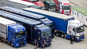 Governo britânico alivia regras para atrair camionistas estrangeiros