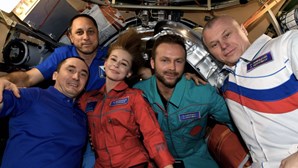 Tripulação russa termina filme pioneiro no espaço e regressa em segurança à Terra