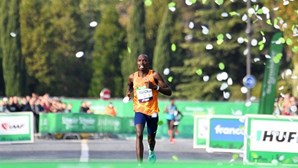 Queniano Elisha Rotich vence maratona de Paris com novo recorde