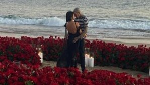 "Para sempre": Kourtney Kardashian noiva de Travis Barker com anel de um milhão