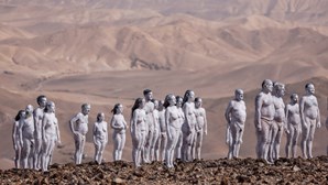 Duzentas pessoas despiram-se no deserto do Mar Morto para fotografias de Spencer Tunick