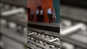 Polícias resgatam mulher após cair à linha do metro em Lisboa