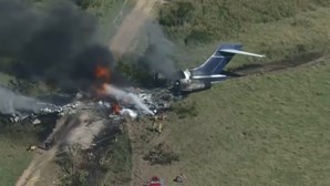 Avião despenha-se e é consumido pelas chamas nos Estados Unidos. 21 passageiros sobreviveram