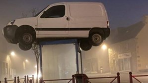 Como é que uma carrinha aparece em cima de paragem de autocarro em França? Mistério durou uma semana
