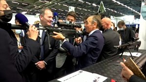 Comentador francês aponta arma a jornalistas e diz ser uma "brincadeira"