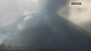 Cone do vulcão em erupção colapsa após registo de mais de 90 sismos em La Palma. Veja em direto