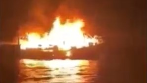 Barco arde e naufraga em Sesimbra. 13 tripulantes salvos