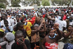 Milhares marcham em Luanda gritando 'fora, MPLA' e defendendo líder deposto da UNITA
