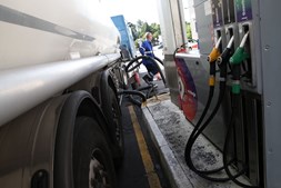 Governo assegura que vai devolver aos consumidores a verba arrecadada com IVA em anteriores subidas de combustíveis
