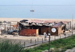 Incêndio destrói bar na praia do Ouro em Sesimbra