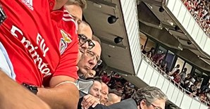 John Textor assiste ao jogo entre o Benfica e o Bayern no Estádio da Luz
