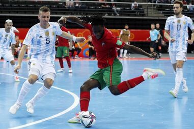 Zicky, da seleção portuguesa, em ação durante a final do Mundial de Futsal contra a Argentina 