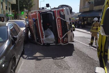 Cinco bombeiros feridos em despiste no Barreiro. Estavam a caminho de um incêndio