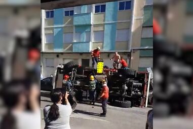 Vídeo mostra bombeiros a serem socorridos após despiste no Barreiro