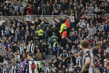 Adepto sente-se mal nas bancadas durante jogo entre Newcastle e Tottenham